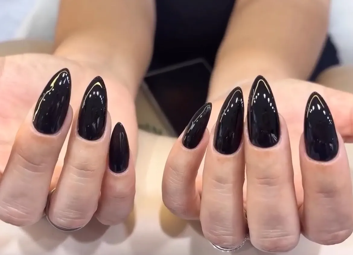 黑色尖形延長美甲 · JIA NAIL 美甲 明洞