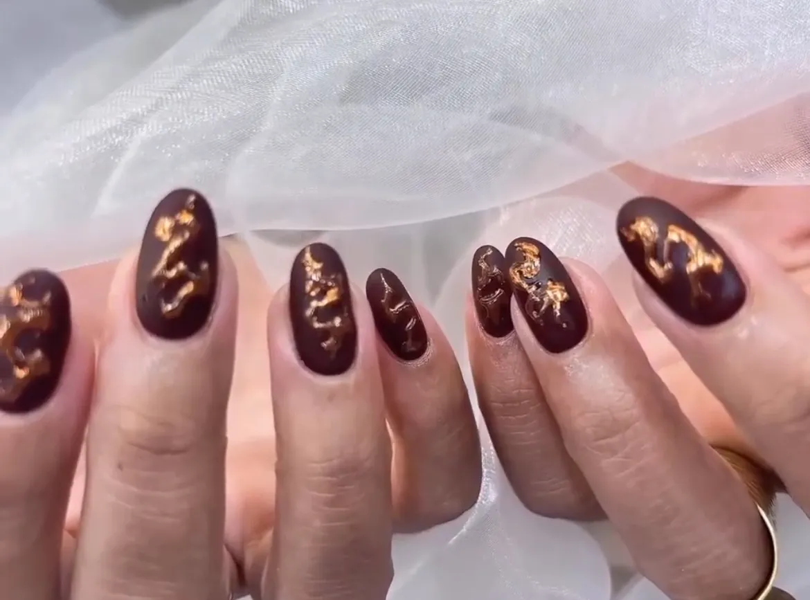 棕金箔凝膠美甲 · JIA NAIL 美甲 明洞