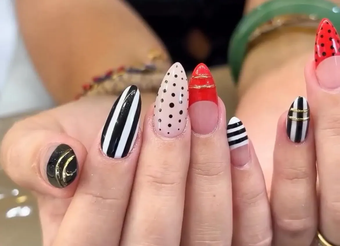 條紋跳色美甲彩繪 · JIA NAIL 美甲 明洞
